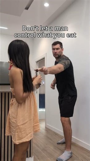 Controlling Boyfriend? 🚩 When he controls what you eat #couplecomedy #comedy #diet