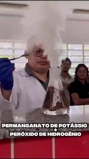 João G. Cruz on Instagram: "Experiências de Química 1. O ion bicarbonato reage com o ácido acético produzindo ácido carbônico. O ácido carbônico é instável e se decompõe em CO2 e H2O. 2. Decomposição do peróxido de hidrogênio usando permanganato de potássio. A reação libera gás oxigênio. 3. Reação de dupla troca entre o acetato de chumbo e o iodeto de potássio. Um dos produtos da reacao é iodeto de potássio de cor amarela. 4. A Reação do alumínio com ácido clorídrico libera gás hidrogênio. . . .