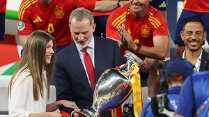 La timidez de la infanta Sofía en la Eurocopa: se niega a coger el trofeo pese a la insistencia del rey Felipe VI