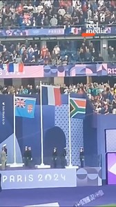 Les JO se transforment en karaoké géant grâce aux supporters ! De “Non, je ne regrette rien” d’Édith Piaf à “Sweet Caroline” en passant par “Que je t’aime” de Johnny pour célébrer Pauline Ferrand-Prévot, des dizaines de milliers voix résonnent dans les sites olympiques, enflammant l’ambiance des Jeux. | Angie Paris Rues Méconnues Officiel