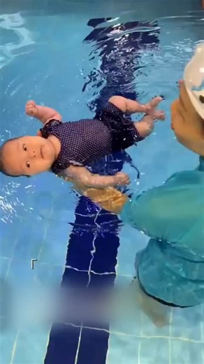 我們家兩個孩子的第一件泳褲都是用 #潑寶 #splashabout！Cheyne 兩個月學游泳、Chesley 一個月學游泳，都是直接使用游泳教室指定的 @splashabout.tw 3D游泳尿布褲！ 專為嬰幼兒設計的游泳池很重視水質乾淨，潑寶寬版束口壓力褲是英國 90% 以上游泳學校採用的防漏泳褲，使用 #潛水專用皮料 和高密度彈性壓力布，讓我們學游泳學了三年半一點都不擔心便便外漏。3D 立體設計升級屁屁舒適空間，布料交接處不突起，減少摩擦、不刺激寶寶嬌滴滴的肌膚，最適合從小開始玩水、學游泳的寶寶！ 潑寶的泳衣泳褲全系列都有防曬係數最高 #UPF50，到戶外玩水也很推薦防曬泳衣，尤其是防曬遮頸帽保護最容易曬傷的後頸～ 另外跟大家說，尿布褲除了經典款，現在還有 #銀離子抑菌款 外觀雖然跟經典款長一樣，但裡面還多了一層銀離子抑菌層，可以有效抑制細菌 、病毒和病原體唷！ 潑寶防漏防曬泳衣系列：https://www.splashabout.com.tw/ | 豬豬隊友 Scott & Wendy