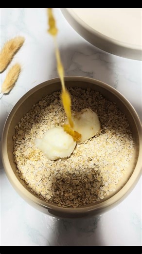 Oatmeal Honey Scrub 🍯✨ Soft Skin in Minutes!