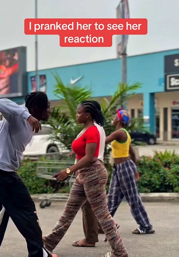 Girl's Reaction to a Hilarious Prank