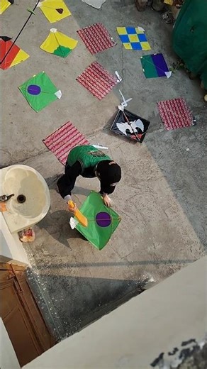 Jaise bhang ragadti hai waise hi iss bache ne meri patang ragad di #kite #kiteflying #patang #shorts