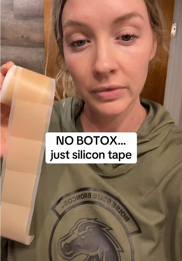 No Botox. Just tape. This viral silicone tape hack smooths forehead lines while you sleep—no injections, no drama. It’s finally restocked. #foreheadwrinkles #nobotox #toxicfree #momskincarehack #wrinklepatches #facetape
