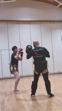 キック女子のミット打ちトレーニングで真冬でも燃焼系代謝促進全身運動による滝の汗。 #ミット打ち