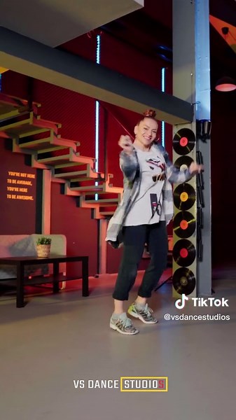 🤩 Една от НАЙ-ЛЮБИМИТЕ ни хореографии на Виктория Димитрова Goldy е ТУК! 🥰 Както обикновено, тя винаги ни изненадва с нови и още по-готини изпълнения, проекти! НЕ ЧАКАЙ ПОВЕЧЕ, включи се и ТИ, всяка Събота и Неделя от 13:30 часа във VS DANCE Studio #1 - Бул.Витоша 91! 🥳 Още не е Коледа, но ние имаме подаръци през цялата година! Всеки НОВ ученик получава - 3 РАЗЛИНИ БЕЗПЛАТНИ КЛАСА! Очакваме те!