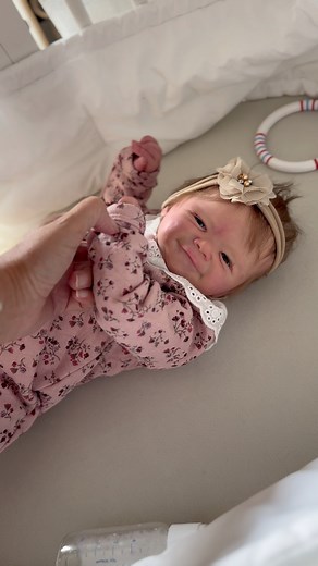 Da lächelt man doch gleich mit 🍼 #AndreaHeeren #reborndeluxe #baby #rebornbaby #Reborn #lebensecht #newbornbaby | Andrea Heeren reborn Deluxe Rebornbaby Künstlerpuppen