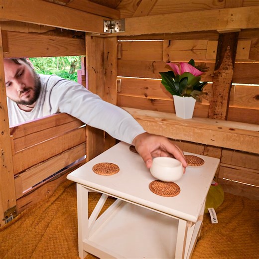 Creatieve vader bouwt theehuis in achtertuin van paletten🏠