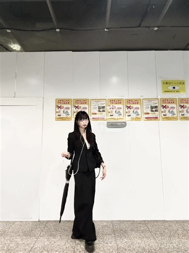 ほんっとに専門に入って思ったのは女性の髪質。 傷んでようがリタッチしてなかろうが別にどうでもいいんだけど、そんな大学生が多い中さらっさらのロングヘアとかみると本当に魅力的に思う これまじハイトーンでも同じでリタッチ気にして綺麗な色保ってる人もだいぶ好き 夏休みだからってブリーチなんかやるなって3年前の自分に言いたい。 女の子本当に髪大事にしよ 私も美容にお金絶対かけたくないタイプだけどトリートメントと縮毛がんばってるよ、 まだまだブリーチ毛だけどね #fyp #服飾学生 #ootd