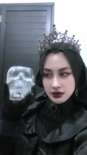 Costume Cosplay Ideas for Gothic Girls: Helena and Vampire Outfits