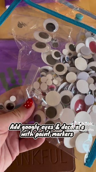 Lil Monsters Craft 💚 Here is a cute and easy Halloween craft you can do with your kiddos this spooky season! #diy #diycrafts #halloween #halloweencraft #toddlercrafts