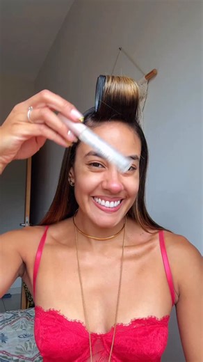 JOYCE BITENCOURT on Instagram: "Make FÁCIL e RÁPIDA para você arrasar no Natal 🎄 💄 Apro ou repro? 💫 Todos os produtos são da @belezasingular_ 💖 #makenatal #maquiagem #inspomakeup #natal #fy"