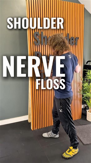 Bicep and shoulder pain? Use this deep stretch with a nerve floss 💪🏼 #shoulderpain #biceppain