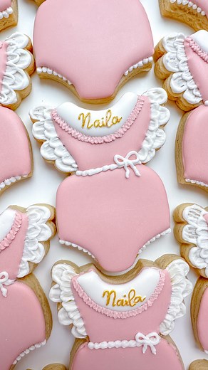 I took a last minute order to make pink baby onesie cookies for a baby shower! I typically never take last minute orders, but it’s hard for me to pass up baby shower cookies……so, I hope you enjoy watching this frilly pink baby onesie cookie come to life as much as I enjoyed making an entire set of them! Colors and gold Sterling Pearl powder from @thesugarart Baby girl cookies, baby shower, baby shower cookies, baby cookies, baby clothes cookies, royal icing, custom cookies, cookie decorating #ba