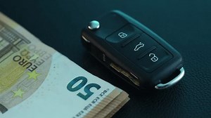 Einen Autoschlüssel neben einem Stapel Geld: Stockvideos & Filmmaterial (100 % lizenzfrei) 3447020985 | Shutterstock