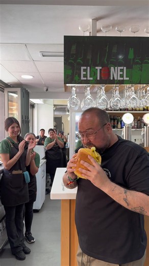 BAR SIN SUPLEMENTOS EN ALMERÍA 🔴 LOS REFRESCOS INCLUYEN TAPAS 😱 ¡Cuantas ganas tenía de anunciaros esta maravilla Sæcios! Cervecería El Tonel en el Zapillo, en la Plaza Carabineros! ¡Un bar que sigue manteniendo esa esencia almeriense con las tapas incluidas en la bebida! ¡Carnes, pescados frescos y muchísimas tapas para disfrutar y divertirse sin pensar en los euros! 🥘🐟🥩 ¡Y si tenéis mucha hambre directamente a por sus hamburguesones! 🤤🍔 ¡Estáis tardando en ir Sæcios! 🤩😍 📍 Cerveceria 