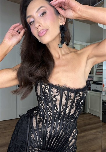 BODY BLING IS BACK! Celebrity makeup artist, @Scottbarnescosmetics finally re-launched the infamous, Body Bling 💎 and i really don’t think you guys get it. this is a huge moment for me — and probably for a lot of you too — because this is the exact formula i used to create that glow you saw on DWTS! #scottbarnesmakeup #glowup #grwm #notanad #creatorsearchinsights