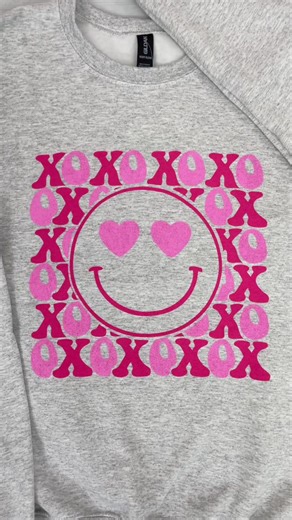 Sending hugs, kisses, and good vibes only 💕😊 This XOXO smiley sweatshirt is cute, cozy, and impossible to be in a bad mood while wearing. #shopmoco #xoxo #xoxogossipgirl #sweatshirt #valentinesday