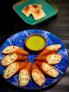 Dahi Ke Sholay While most of you guessed the dish name, no one expected this twist though. Have created deep fried and shallow fried version of these famous dahin ke kabab. You can order all recipe ingredients from here for home delivery : https://zelish.in/shoprecipes/meghnasfoodmagic/dahi-ke-sholay/ Ingredients : 1/2 cup hung curd (dahi ka chakka) 1/2 cup paneer Some finely chopped spring/dry onions Some finely chopped red/green bell peppers Some finely chopped carrot Finely chopped green chil