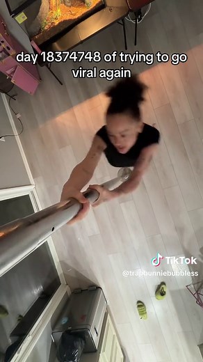 trap 💋 (@trapbunniebubbless)’s video of 3 musketeers