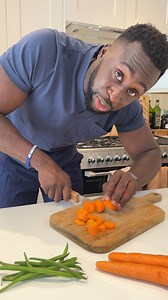 We’re making a pledge to the veg. Vegetables are packed with vitamins and fibre. Goodness, gracious. Here Dr Bolu tells us what some of the best vegetables for dogs are…🥦🥕 What’s your dog’s favourite veggie? Who likes the peas? | Butternut Box