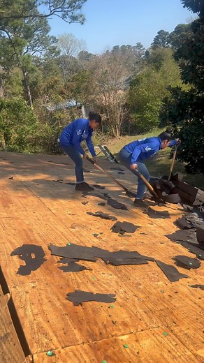 Solo los que saben quitar con los trinches saben lo difícil que es cuando es de este plywood 😬😬😬 #fypchallenge #roofing #fypシ #construction | Pamela Funes