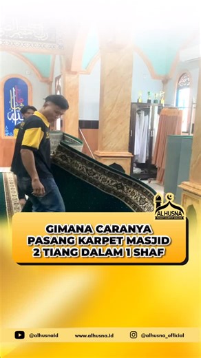 Jual Karpet Masjid AL HUSNA on Instagram: "Pasang karpet masjid itu kelihatannya simpel, padahal kalau 1 shaf ada tiang, ceritanya langsung beda. Salah langkah sedikit aja, karpet bisa gelombang, potongannya melenceng, dan hasilnya kelihatan kurang rapi. Di proses ini, pemasangan karpet nggak bisa asal cepat. Karpet harus digelar pelan, disesuaikan satu per satu di setiap tiang, baru setelah itu dirapikan. Masuk ke tahap pemotongan karpet, ketelitian jadi kunci biar nggak ada celah sama sekali.