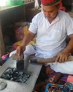 This is the mesmerising process of how hand-made bangles are made, from start to finish! 😮 | UNILAD
