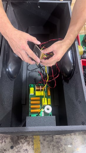 📮The T24N dual 12-inch full-range ✅speaker is ideal for small to medium-sized professional sound reinforcement applications, including live performances, corporate events, theaters, religious venues, and music festival side stages. It combines high output with flexible deployment. #speakerfactory #speakerproduction #Soldering #OEMaudio #audioManufacturing