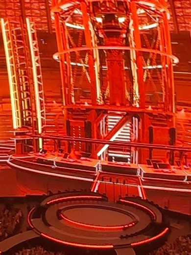 Dr. Sara Reardon | Pelvic Floor Physical Therapist on Instagram: "The @backstreetboys Millenium Reunion show in Las Vegas the @spherevegas was absolutely everything. The best friends. The best dancing. The best time. And the absolutely best way to start 2026. 💫 Last year I worked so hard releasing my book FLOORED 📕 and launching @the.v.hive app. And my the end of the year my would was exhausted. I took a little work break and am starting 2026 rejuvenated, refreshed and ready to grow and work a