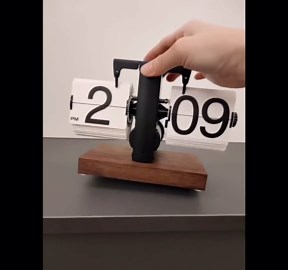 Flip Desk Clock, Retro Vintage Flip Desk Table Clock, Digital Sided Large Numbers Mechanical Flip Clock Wood Base for Living Room, Study Room and Office（Black）