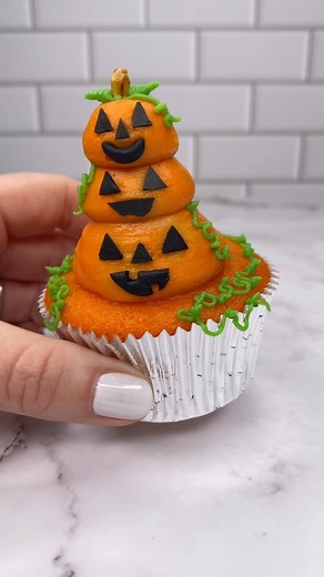 A little tiny pumpkin stack 🎃🎃🎃 Because….It’s just so cute 🎃🧡🎃🧡 I used the Ateco 809 tip to pipe the pumpkins, the faces are made from black fondant and the stem is a pretzel stick. #cupcakes #pumpkin #halloweenbaking #spookytreats #cakedecorating #cakedbyrach #pipingskills #cutefood | Caked By Rach