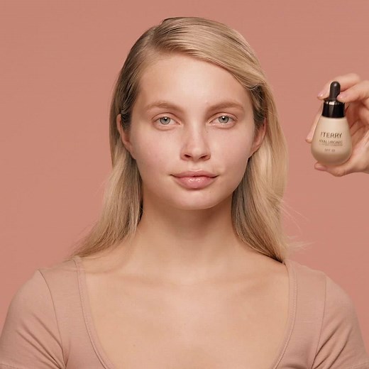 Découvrez comment obtenir une peau lisse et naturelle avec notre gamme de maquillage à base d’acide hyaluronique💦 | By Terry