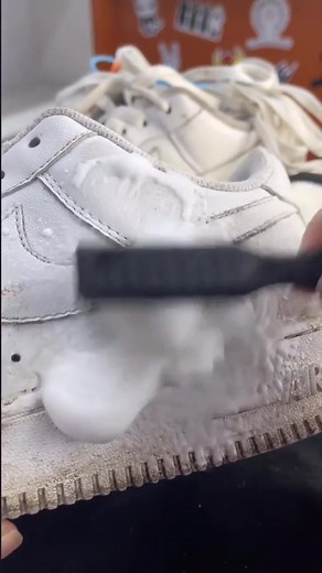 Ultimate Guide to Cleaning White Sneakers Efficiently
