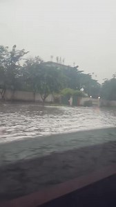 564K views · 3.2K reactions | #Kinshasa ce matin, à Gombe, centre-ville. Les pluies sont annoncées presque toute la journée et pendant toute la semaine. Soyez prudents quand vous sortez, les risques d'inondation sont très élevés. | Arsene Mpunga wa Mpunga Officiel | Facebook
