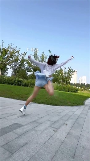 Singly soaring in the skies with jianzhi shoes by Fanjian little moon loves kicking jianzhi