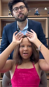 A Manu sempre teve um cabelo enorme e bem cheio de fios de boneca. Há dois anos, ela foi pintar o cabelo para a escola, e, logo após, um tufão de fios começou a cair, deixando uma falha enorme na cabeça dela. Com o passar dos dias, a queda aumentava, e ela começou a ficar cada vez mais insegura, sem entender o que estava acontecendo. Ela não tinha conhecimento da doença que a acometia — a alopecia — e pensava que poderia ser algo mais grave, como câncer. Os dermatologistas na cidade dela não con