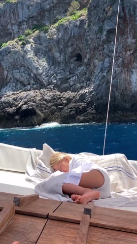 Yöli & Otis on Instagram: "Bella 💙"