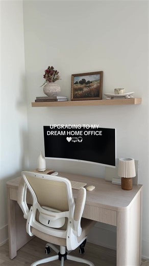 Upgrading to my dream home office🤍🖥️🎧 it’s feeling so homey and cozy now! If you want the link to my desk, comment “DESK” and I’ll send you the Wayfair link! Save this for office inspo✨ #officecorner #homeoffice #officefinds #workfromhome #desksetup @Wayfair @Amazon