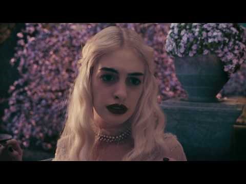 Johnny Depp #52 - Alice in Wonderland (2010) - For the white queen (Starring Anne Hathaway)