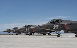 F-35A战斗机起飞前导弹装配与检查