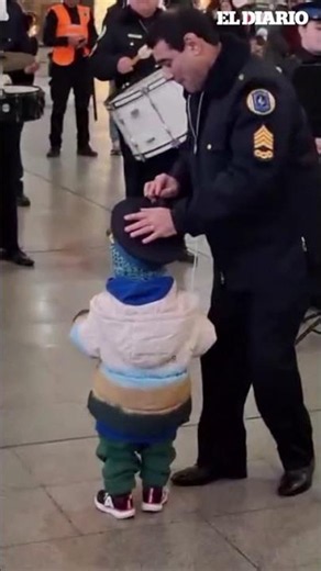 Un niño de 2 años toma la batuta y dirige a la orquesta de la policía en Buenos Aires / El Diario