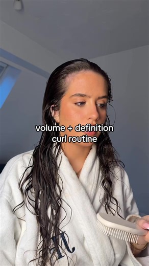 from one lazy curly girl to another 🙂‍↔️ #curlygirl #curlyhairtutorial #curlyhair @Bumble and bumble. @Boucleme @Umberto Giannini @Bellissima UK