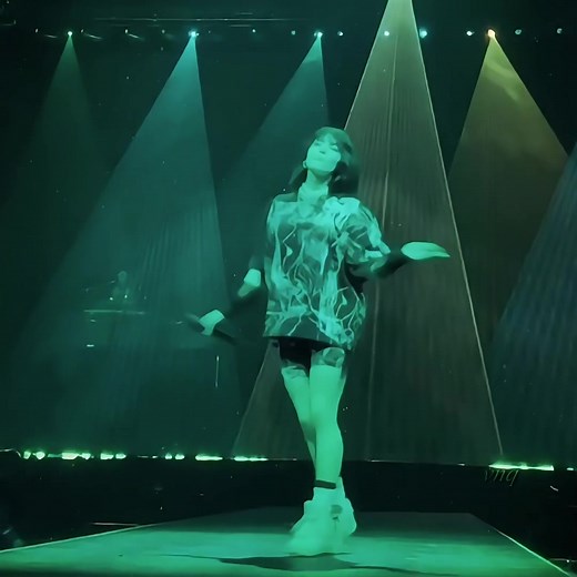 her little dances always get me || also i tried to fix the quality but i failed miserably #billieeilish #viral #aftereffects #velocityedits #xyzbca #explore #fyp #foryoupage #billieeilishedits #billieeilishfan #foryou #edits #billieeilishfanpage