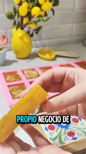 🌿 JABÓN DE CÚRCUMA CASERO 🧼✨ Ilumina, purifica y suaviza naturalmente 📌 Ingredientes: • 100 g de glicerina (blanca o transparente) • ½ cdta. de cúrcuma en polvo (cosmética) • ½ cdta. de aceite vegetal (coco o almendras) • 3-5 gotas de esencia (opcional) • 1 gota de colorante vegetal (opcional) 📌 Preparación: 1. Derrite la glicerina sin hervir. 2. Añade cúrcuma y mezcla bien. 3. Incorpora aceite y esencia. 4. Vierte en moldes y deja enfriar 1-2 h. 5. Desmolda y ¡listo! 🌟 Beneficios: ✅ Cúrcum