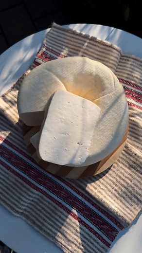 14K views · 499 reactions | Crezi că poți trăi fără sat?  Fără animalele de aici, din inima Transilvaniei, fără laptele bun și munca ce se vede în fiecare bucată de brânză? Noi nu putem. Din 1994 suntem aici, în Unirea — între oameni simpli, zile cu rost și animale care ne dau tot ce au mai curat. Așa se naște brânza noastră: din grijă, din răbdare și din omenie.  Comandă pe fermacuomenie.ro | Ferma cu Omenie | Facebook