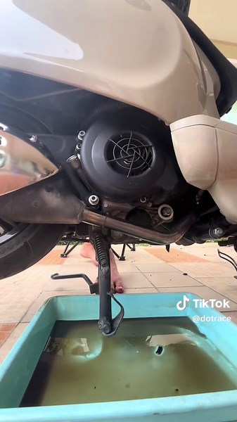 วิธีเปลี่ยนน้ำมันเครื่องเวสป้าอย่างง่าย