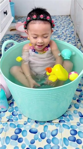 The Comfortable Baby Bath Tub for Safe Bath Time#babybathessentials #babygear