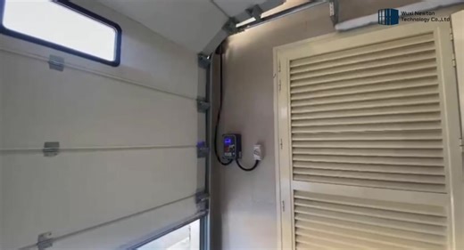 This is one of our sectional garage door project cases. The door starts smoothly and closes with stable, quiet operation. The side-mounted motor and control box provide reliable automatic control and consistent performance for daily use.#garagedoor #motor #sectionaldoor #industrialdoor #fyp